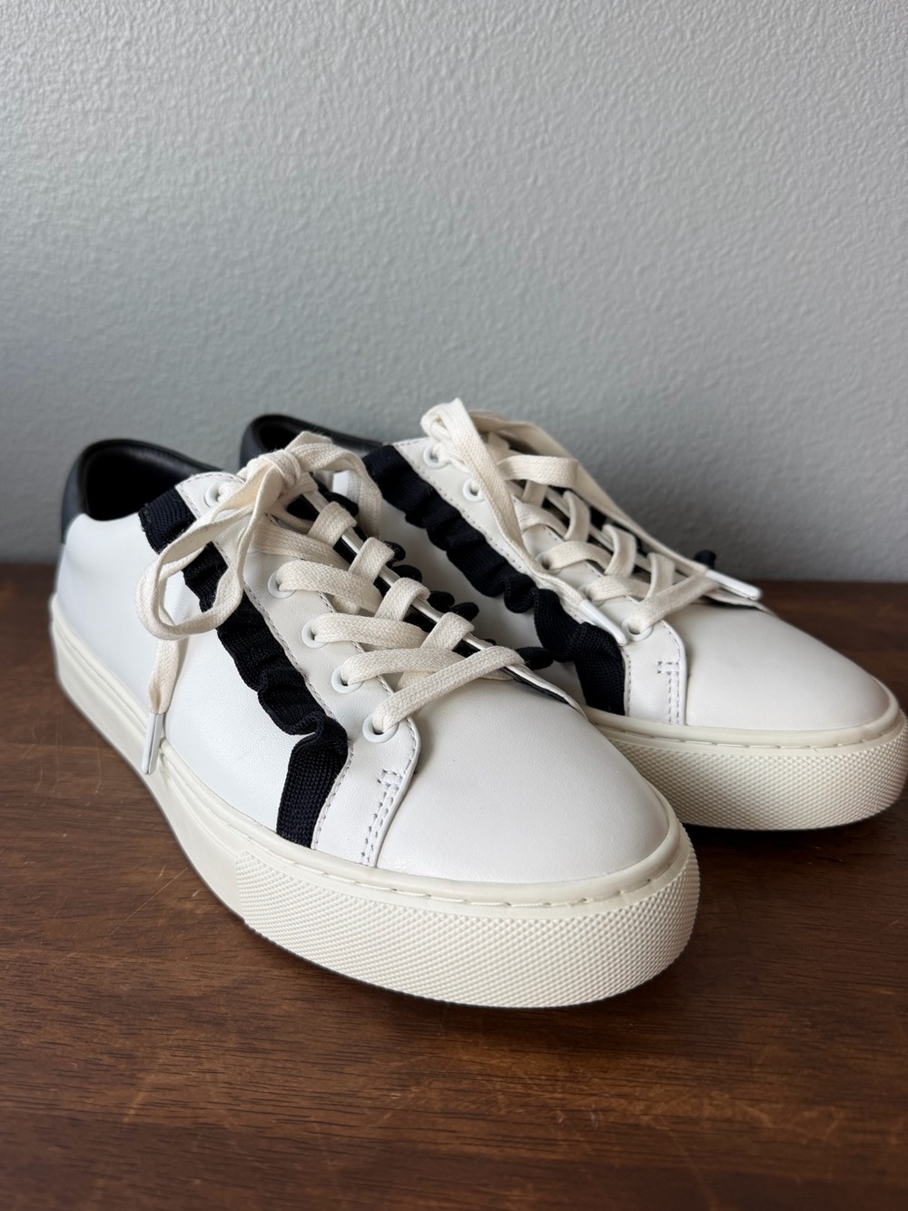 Tory Sport white navy ruffle lace up leather sneakers Women’s sz 7